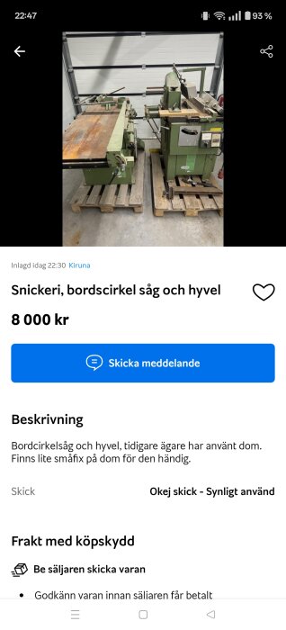 Grön bordsåg och hyvelmaskin placerade på lastpallar i en garageliknande miljö.