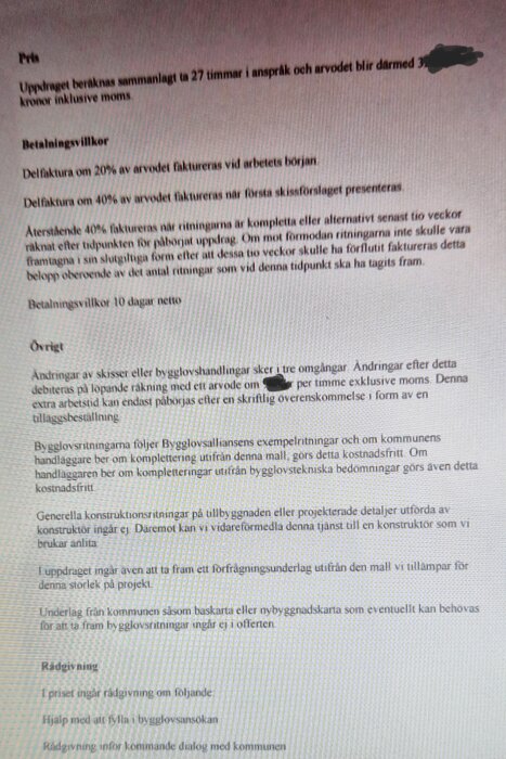 Bild av ett dokument som beskriver pris, betalningsvillkor och övrig information för ett byggprojekt. Text om fakturering, ändringar och rådgivning.