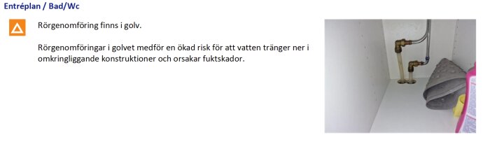 Rörgenomföring genom golv med synliga rör och kopplingar i ett badrumsskåp, åtföljt av underlagsmaterial och rengöringsprodukter på sidan.