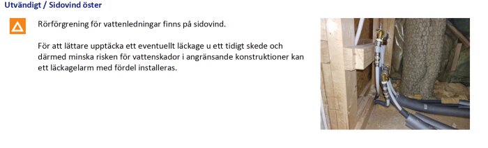 Vattenledningsrör i sidovind med isolering och träkonstruktion synliga i bild. Montering för att minska risk för vattenskada.