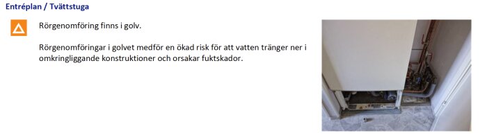 Rören går genom golvet i en tvättstuga, vilket ökar risken för fuktskador enligt besiktningsprotokollet.