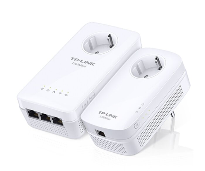 Två TP-Link homeplug-enheter med vägguttag och Ethernet-portar, modell AC1200 Mbps, liggande på en vit bakgrund.