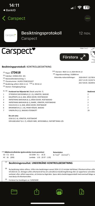 Skärmdump av besiktningsprotokoll från Carspect med en lista över fordonsfel inklusive skadad styrservo skyddsbälg och rostskador.