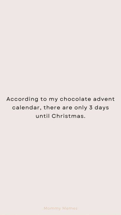 Texten "According to my chocolate advent calendar, there are only 3 days until Christmas" på ljus bakgrund.