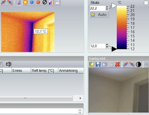 IR-termometerbild av ett hörn i en lägenhet visar en temperatur på 12,7°C med en färgskala för temperaturavläsningar.