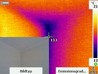 IR-bild som visar kalla hörn i en lägenhet, med temperaturer ner till 13,1 grader, där färgerna indikerar temperaturskillnader.