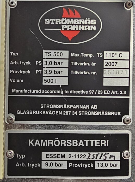 Typskylt på Strömsnäspannan TS 500 med arbets- och provtryck, max temperatur och rymd, tillverkningsår 2007, på Glasbruksvägen, Strömsnäsbruk.