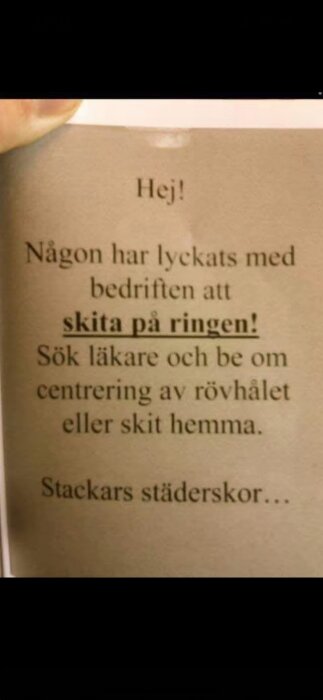 En lapp med humoristisk text om att någon har misslyckats med att använda toaletten korrekt, med uppmaning att söka läkare.