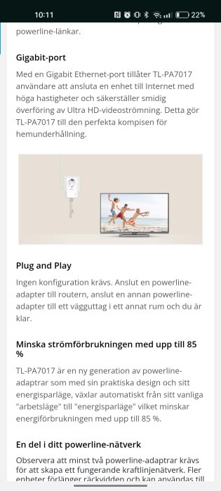 Powerline-adapter TL-PA7017 ansluten till vägguttag bredvid TV som visar barn som hoppar på en strand.