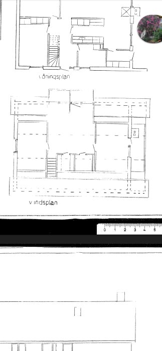 Byggnadsritning som visar planlösning för en våning och vind med trappor och rum, inklusive en tänkt takkupa för att skapa ett badrum och extra sovrum.