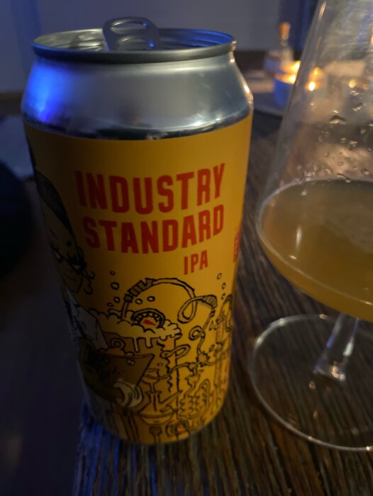 Industristandard IPA ölburk från Burning Sky Brewers & Blenders, bredvid ett glas med öl.