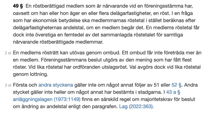 Text från samfällighetslagen paragraf 49, om röstberättigad medlem vid föreningsstämma och deras röstetal baserat på delägarfastigheternas andelstal.