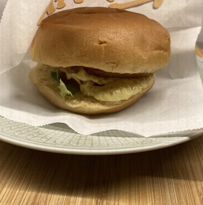 Fiskburgare på fat, serverad med sallad mellan hamburgerbröd.