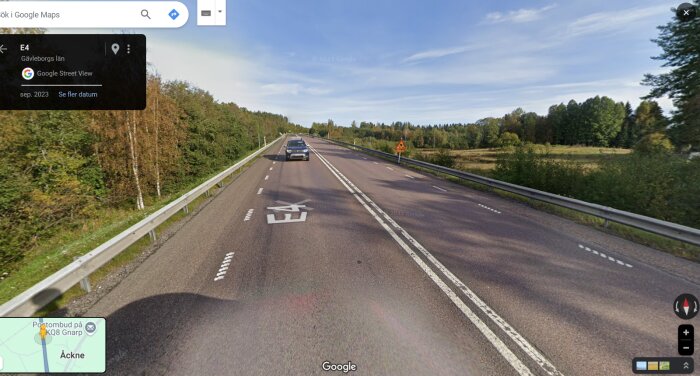 Motorväg E4 i Gävleborgs län med biltrafik, omgiven av träd och landskap.