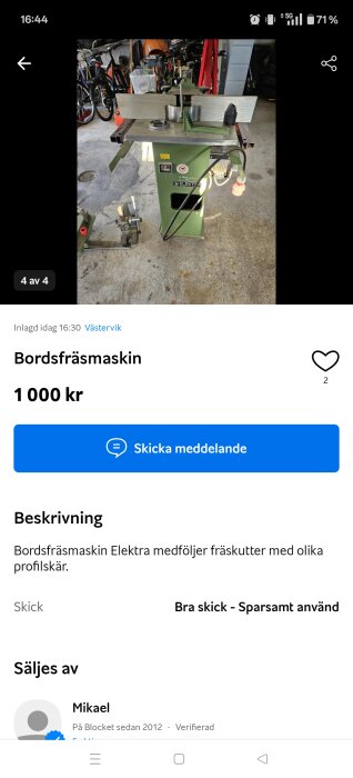 Bordsfräsmaskin Elektra i ett garage, omgiven av cyklar, säljs för 1 000 kr. Maskinen har olika fräskutter och är i bra skick.