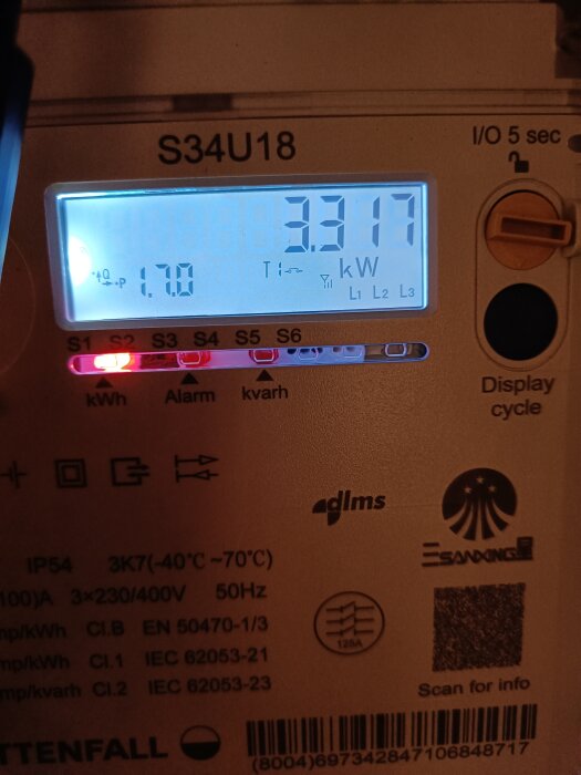 Digital elmätare visar ett effektuttag på 3,317 kW med tvättmaskin, varmvattenberedare och värmepump igång.