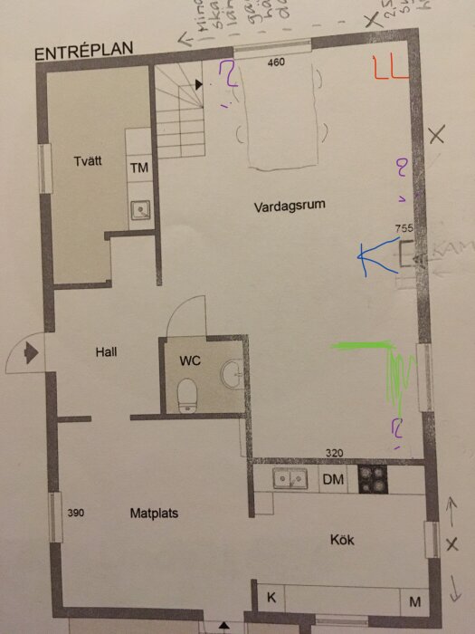 Planritning över entréplan i hus med markeringar för tilluftsventil och placering av soffor, kamin och luftvärmepump. Frågetecken markerar ventilering.