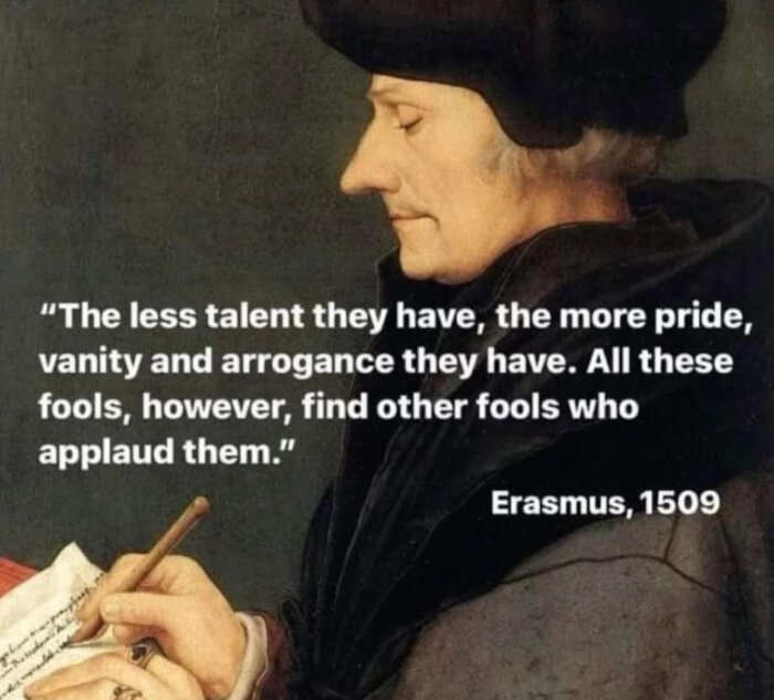 Porträtt av äldre man med hatt, håller i en penna och papper. Citat om fåfänga och arrogans, tillskrivet Erasmus, 1509, visas över bilden.