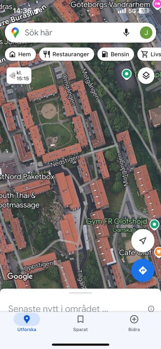 Satellitbild av studentområde i Göteborg med röda tak och omgivande grönområden, synliga vägar och byggnader märkta med gatunamn.