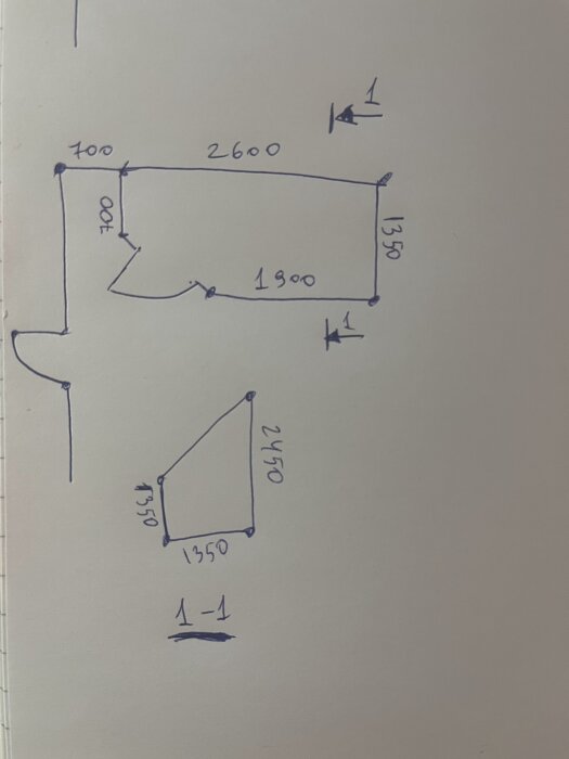 Skiss av badrum med bastu, visar mått och snedtak från 1350 till 2450 mm, rumsmått 2600x1900 mm, för ventilationslösning.