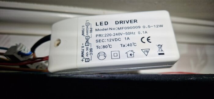 LED-drivdon MF090009, 0,5-12W, 220-240V, 12V DC, i badrumsspegel; fråga om dimmerbarhet.