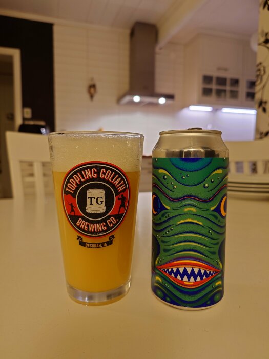 En burk Omnipollo-öl med färgglad etikett och ett glas med öl på ett köksbord.