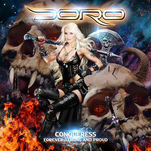 Omslaget till Doro's album "Conqueress – Forever Strong and Proud" med fantasy-inspirerat tema och eldiga bakgrundselement.