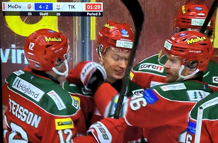 Ishockeyspelare i röda och gröna tröjor firar ett mål. Skärmdump från match, Modo leder med 4-2 mot TIK och 1:29 kvar i tredje perioden.