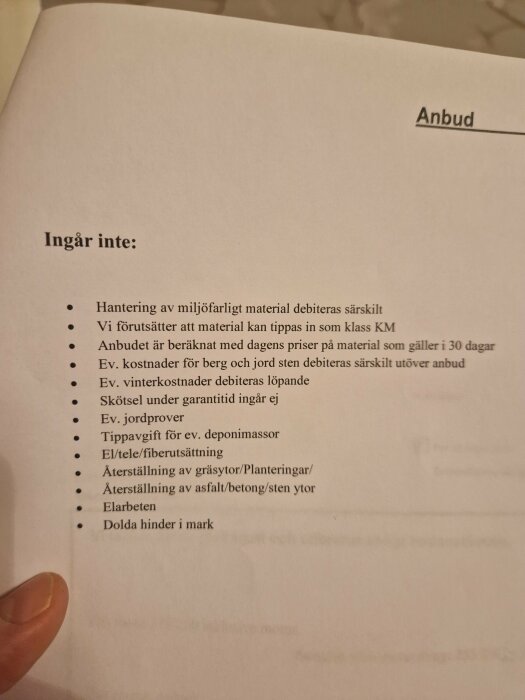 Lista med punkter som beskriver vad som inte ingår i ett anbud, inklusive hantering av miljöfarligt material och elarbeten.