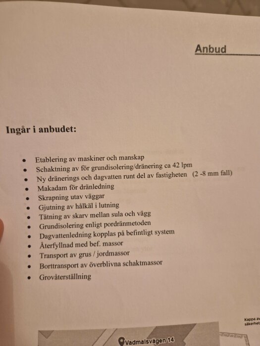 Anbudslista med byggtjänster, inklusive maskinuppställning, schaktning, dränering, gjutning och transport av jordmassor.