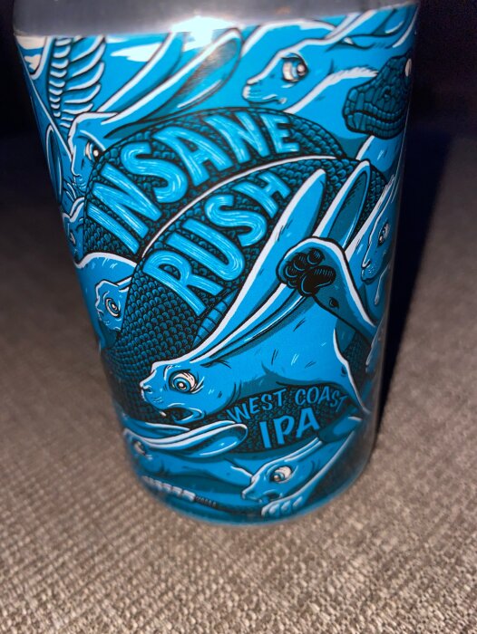 Blå burk med illustration av kaniner och texten "Insane Rush, West Coast IPA" från Bootstrap Brewing Co.