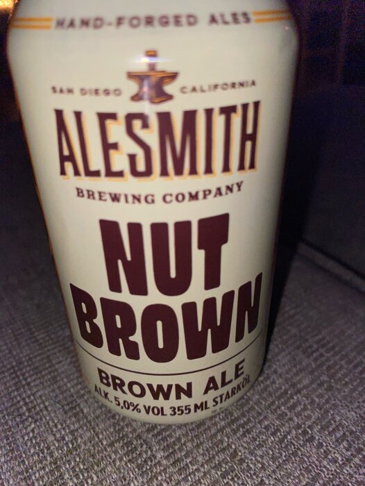 En burk Alesmith Nut Brown ale på tygunderlag, 5% vol, 355 ml starköl.