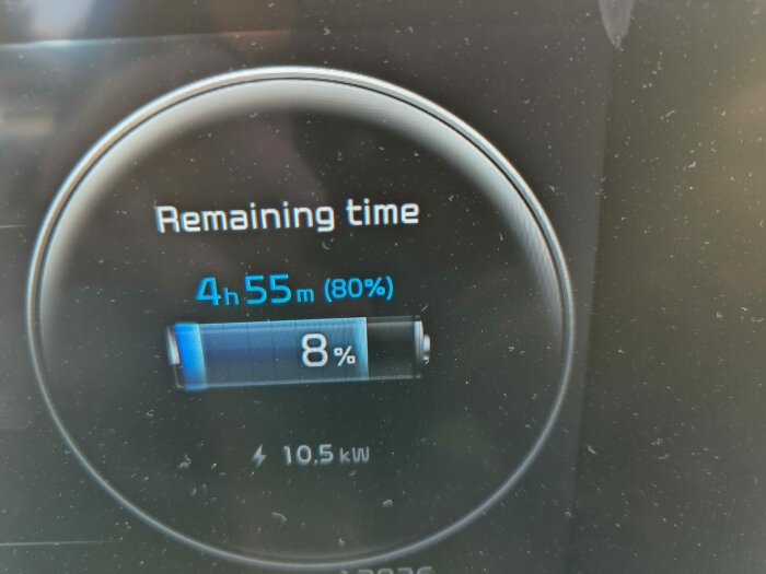 Bilens laddningsskärm visar återstående laddningstid på 4 timmar och 55 minuter, med 8% batteri och effekt på 10.5 kW.