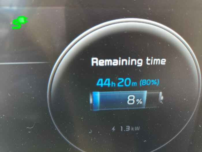 Bild av en bilskärm som visar laddstatus: 8% laddad, 44 timmar och 20 minuter återstår till 80% laddning vid 1,3 kW effekt.
