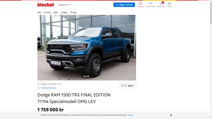 Blå Dodge RAM 1500 TRX specialmodell står parkerad utanför ett showroom.