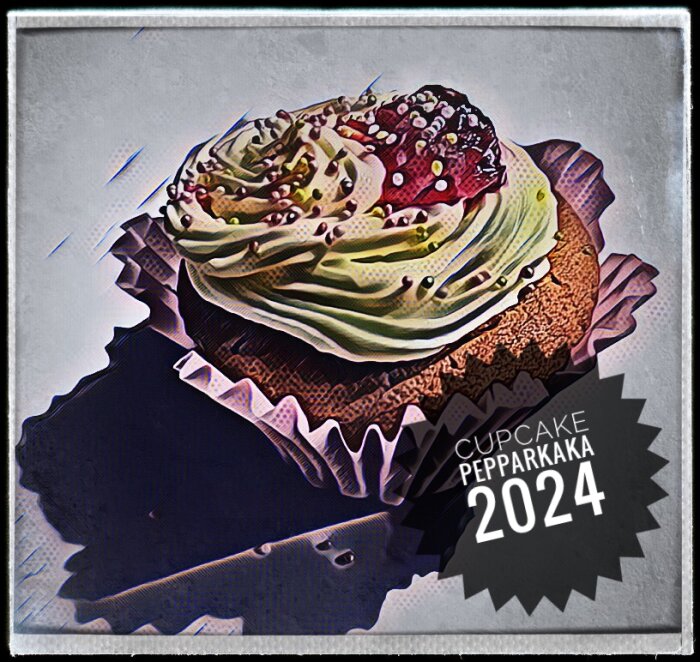 Cupcake med pepparkakssmak och grön glasyr dekorerad med en jordgubbe och strössel, text "CUPCAKE PEPPARKAKA 2024" i hörnet.