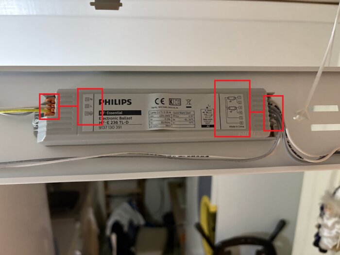 Elektroniskt driftdon med kablar för anslutning till T8-lysrör, märkt med nolla, fas och jord. Används i belysningsinstallation.