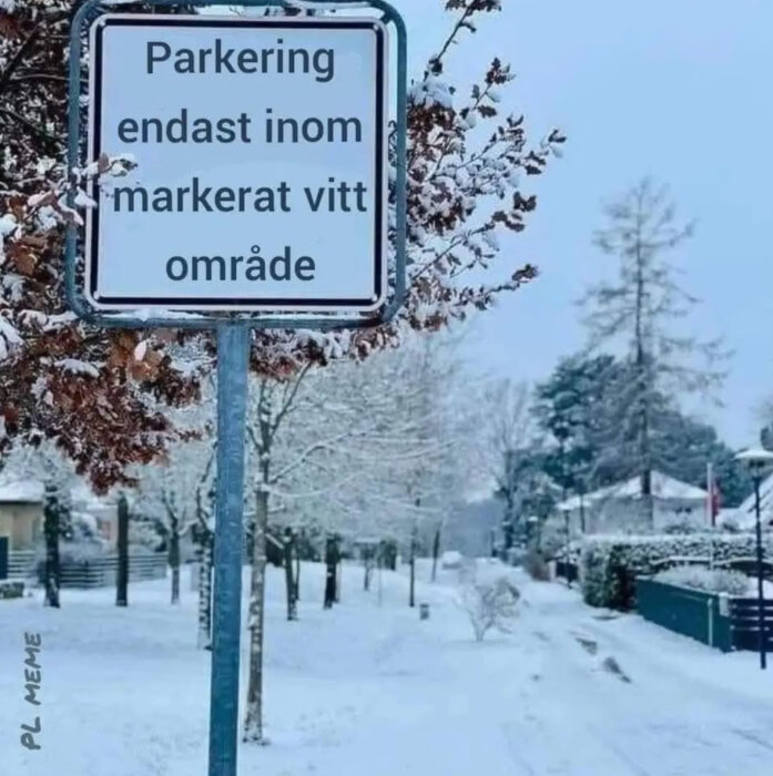 Skylt med texten "Parkering endast inom markerat vitt område" längs en snötäckt väg omgiven av träd och hus.