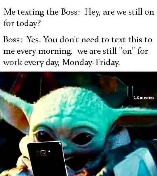 Baby Yoda med mobiltelefon och en textkonversation där en anställd frågar chefen om arbetet pågår, och chefen svarar att det är måndag till fredag.