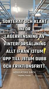 Bild på däck uppställda i metallställningar med text om vinterförsäljning och storlekar från 13 till 19 tum hos Högsäters Däck.