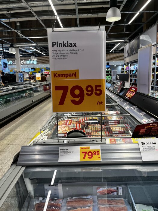 Skylt i mataffär med kampanjpris 79,95 kr för pinklax, 400g, Royal foods, vildfångad, fryst.