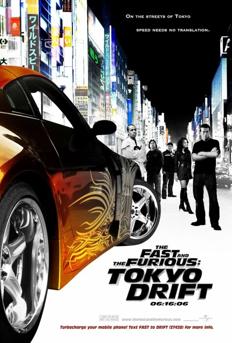 Filmaffisch för "The Fast and the Furious: Tokyo Drift" med en sportbil och personer mot Tokyos stadssilhuett.