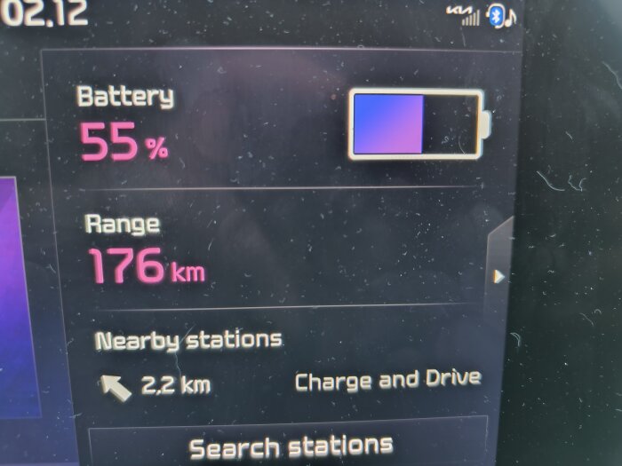 Bilens display visar batterinivå på 55% och kvarvarande räckvidd på 176 km.