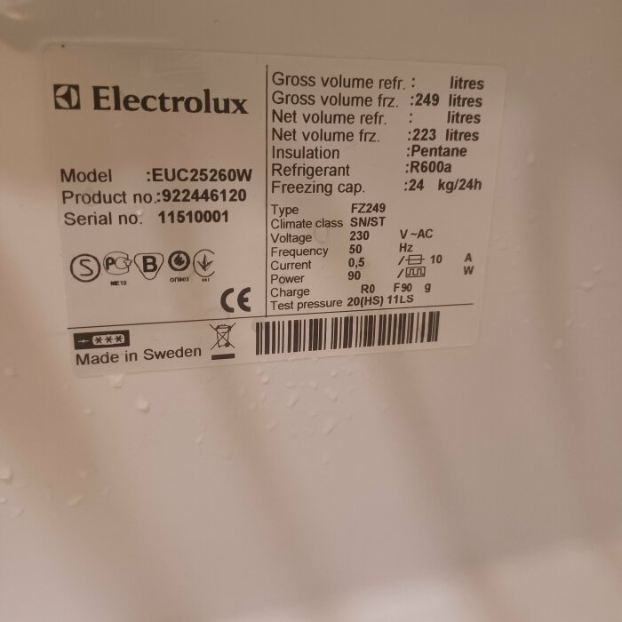 Etikett på en Electrolux-frys med modell- och produktnummer samt tekniska specifikationer, tillverkad i Sverige.