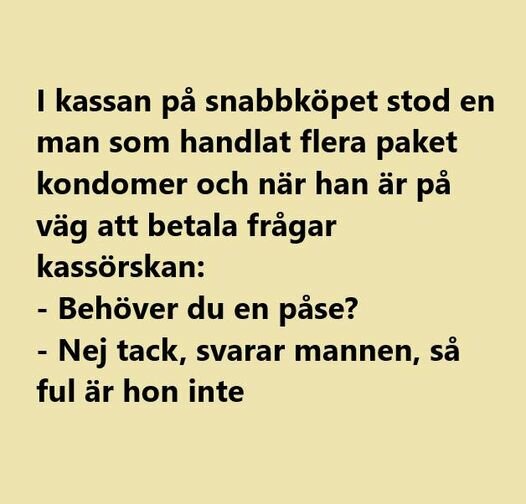 En humoristisk text på svenska om en man i kassan som köpt kondomer och svarar kassörskan med en rolig kommentar om huruvida han behöver en påse.