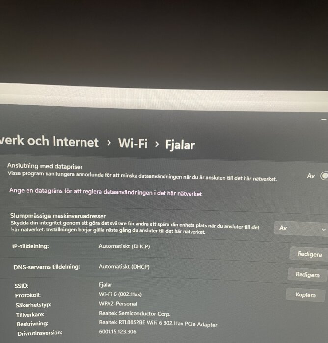 Skärmbild av nätverksinställningar för Wi-Fi; visar SSID "Fjalar", protokoll "Wi-Fi 6", och säkerhet "WPA2-Personal". IP och DNS tilldelning är automatiska.