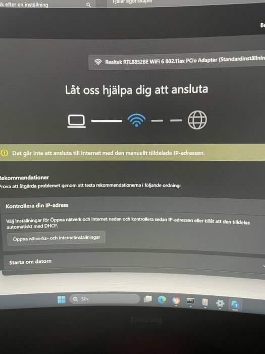 Datorskärm med meddelande om nätverksanslutningsproblem för WiFi-adapter, inkluderar rekommendationer för att kontrollera IP-adress.