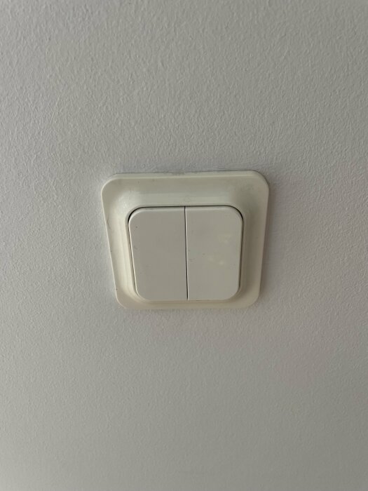 Väggmonterad ljusströmbrytare med två vita tryckknappar för krondimmer diskuterad i forumtråd om byte till LED-dimmer.