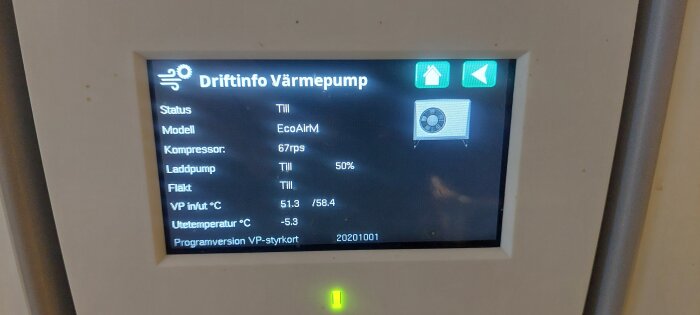 Display av värmepumpens driftinfo, inklusive modell EcoAirM, kompressor, laddpump och temperaturer på in- och utflöde.