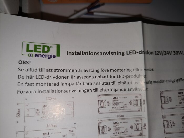 Instruktionsmanual för LED-drivdon med text om säkerhet och installation. Innehåller varning att bryta strömmen innan montering.